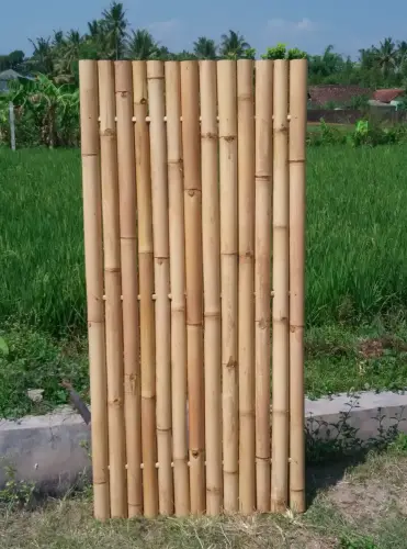 Product image of the product “Bamboo  element Model Surabaya, rigid, yellow-brown (Apus). Diameter 3-5cm 90 x 180 cm Height. ”