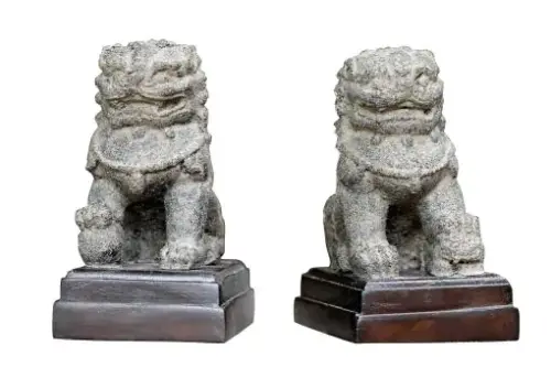 Product image of the product “Sculpted temple lions, each on a wooden base, stone shape / carved with teak, handmade. The height is 10 cm. Painted in the color antique finish ”