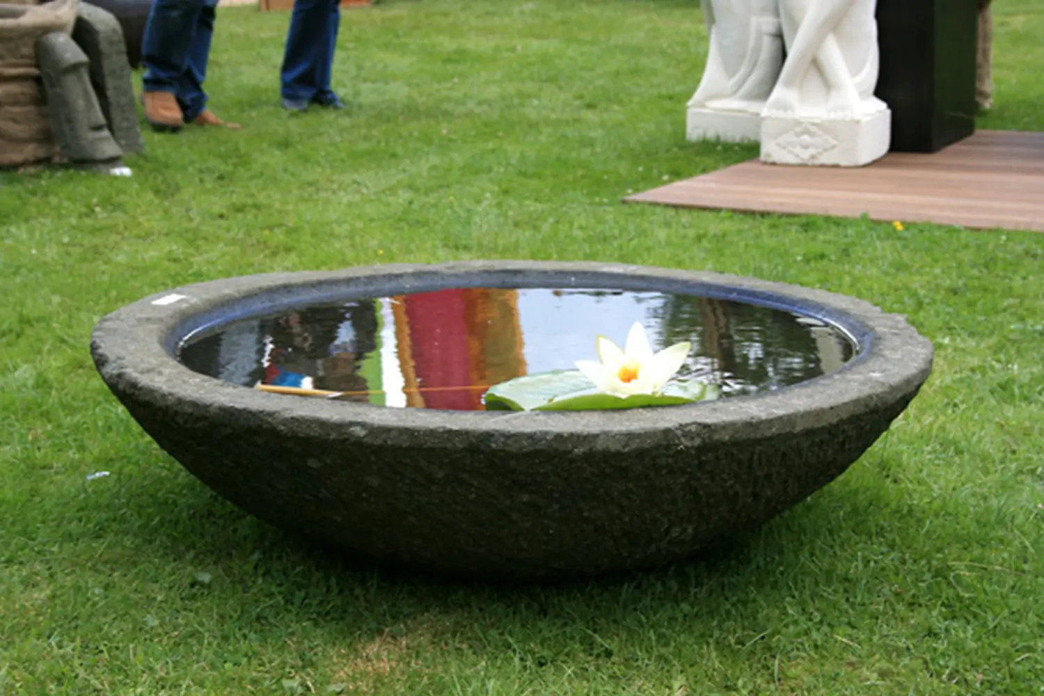  Product image 1 of the product “Schale, Lotus Dia  90cm, 40cm Hoch ”