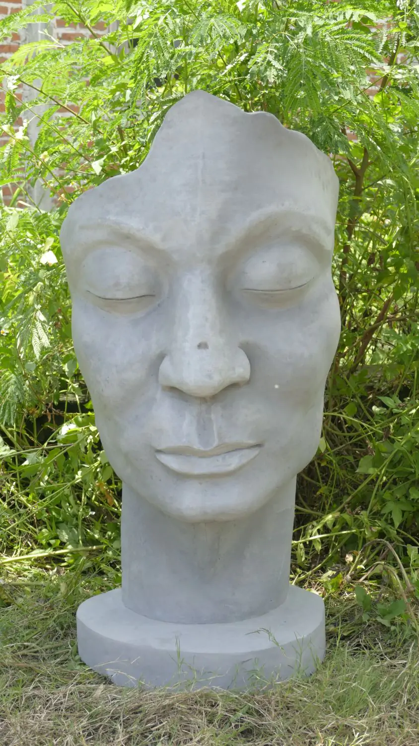  Product image 1 of the product “Aras - Face looking to the right, 120 cm H | cast stone ”