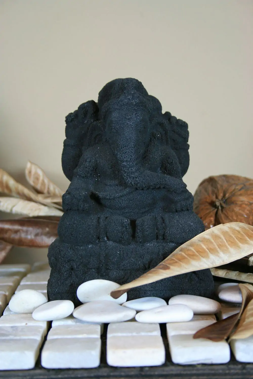  Product image 1 of the product “Ganesh, sitting | artificial stone | appox. 15 h - cast lava stone, black ”