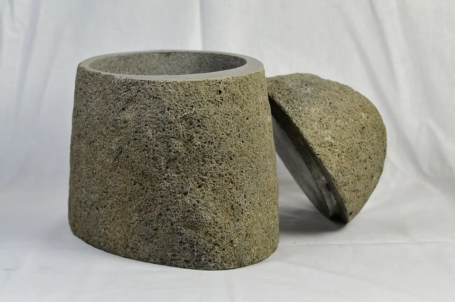  Product image 1 of the product “Stone vessel with lid - in the sizes from 0.75 to 2.5ltr ”