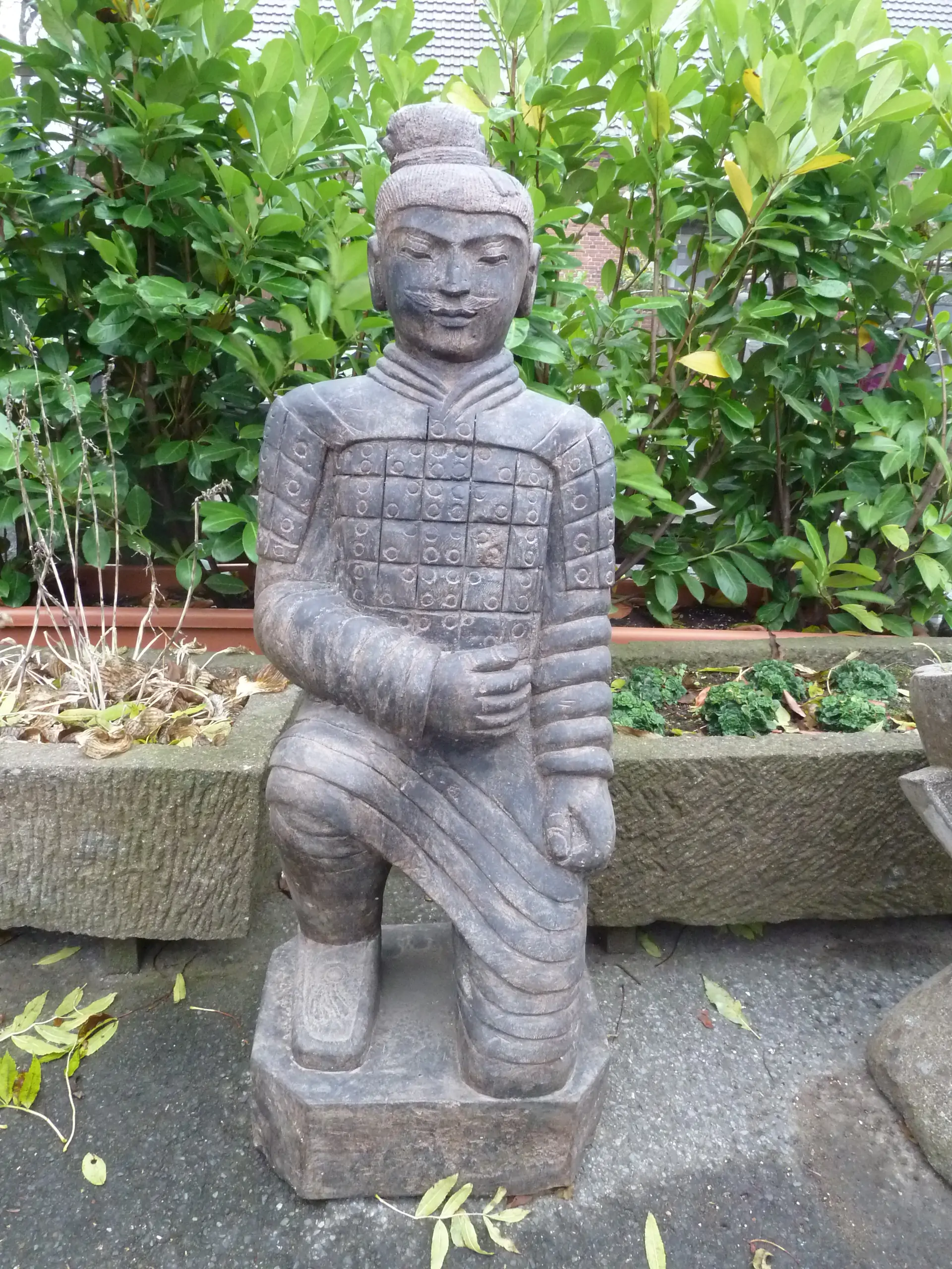  Product image 2 of the product “Warrior kneeing, ca 200 cm, antique finish ”