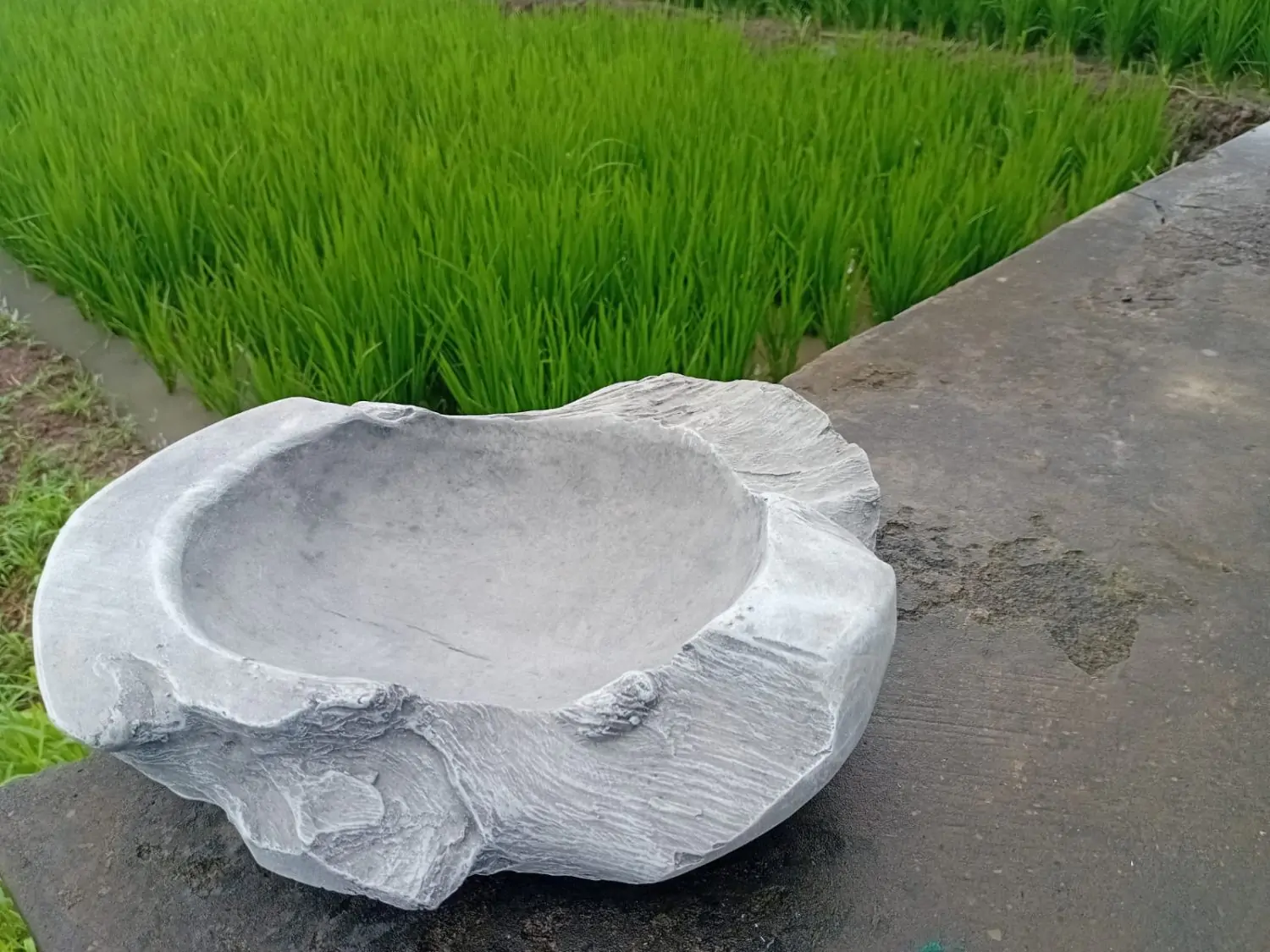  Product image 2 of the product “Stone bowl with wood grain, 30.5 cm long | cast stone ”