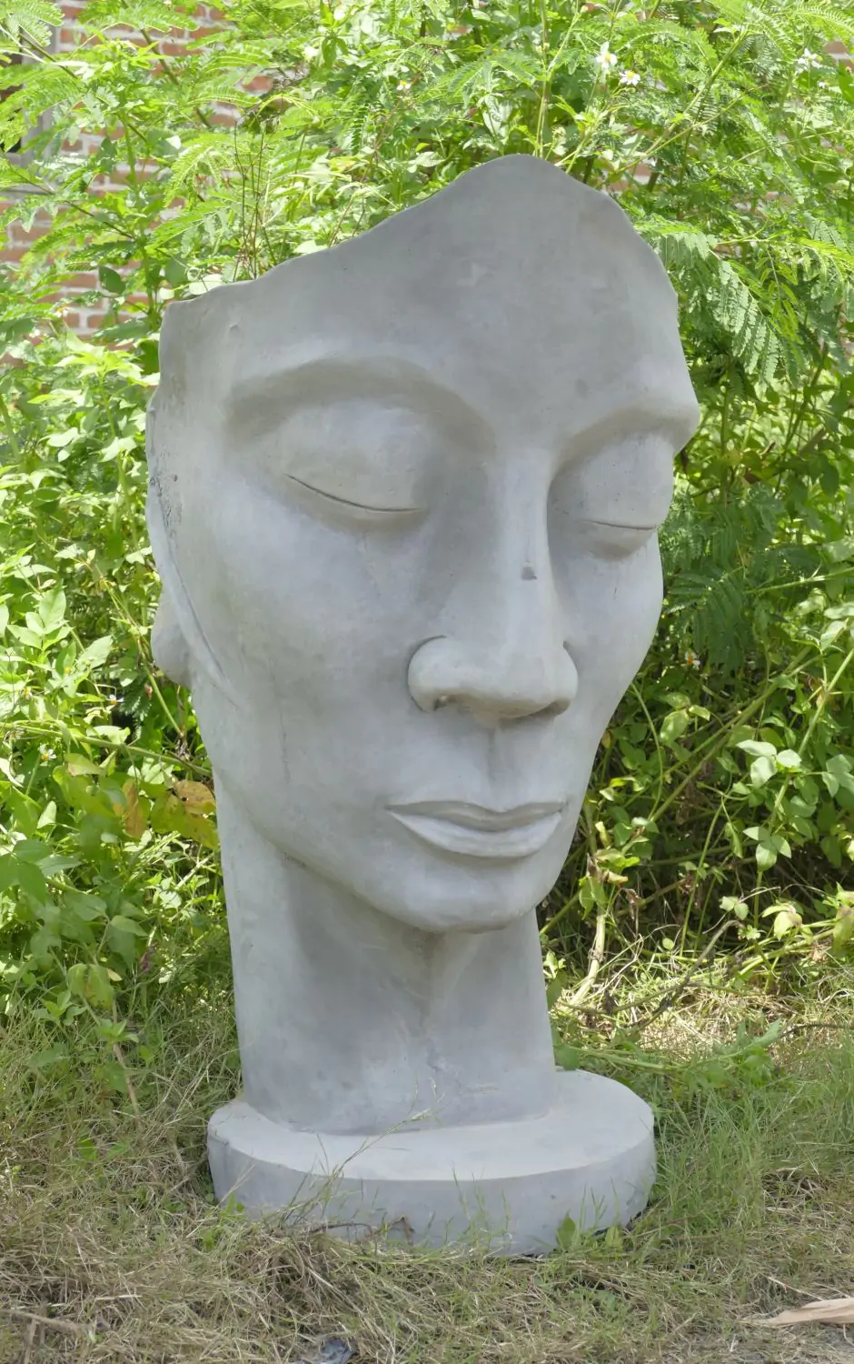  Product image 2 of the product “Dilan - Face looking to the left, 120 cm H | cast stone ”
