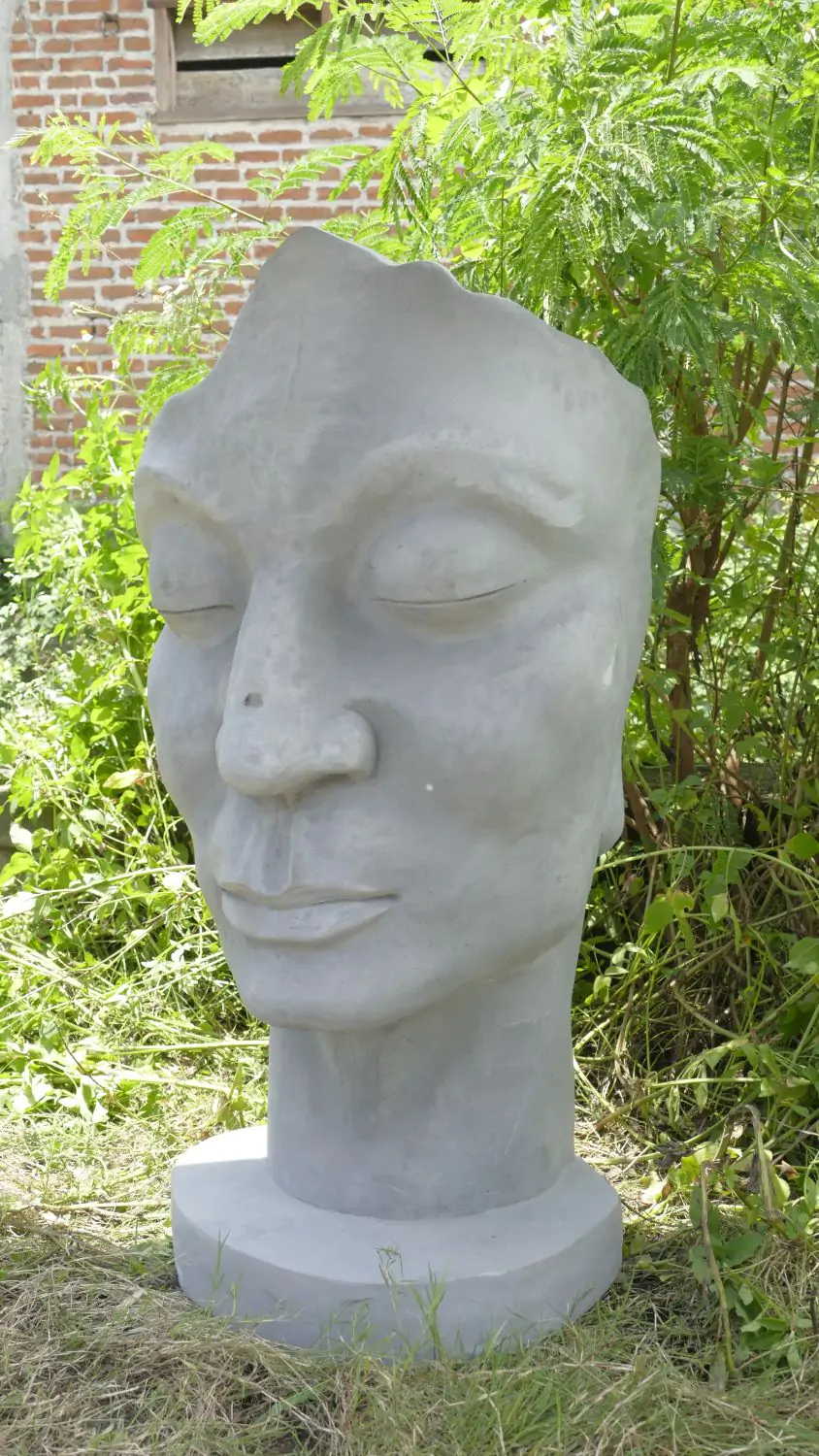  Product image 2 of the product “Aras - Face looking to the right, 120 cm H | cast stone ”