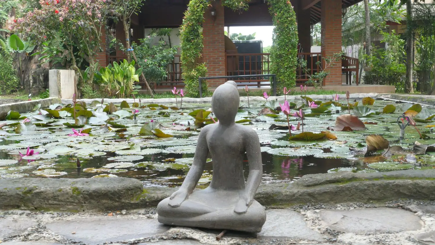  Product image 2 of the product “Sitting woman in yoga position - Lotus Position, in the sizes from 30 to 130cm, cast stone, antique finish ”