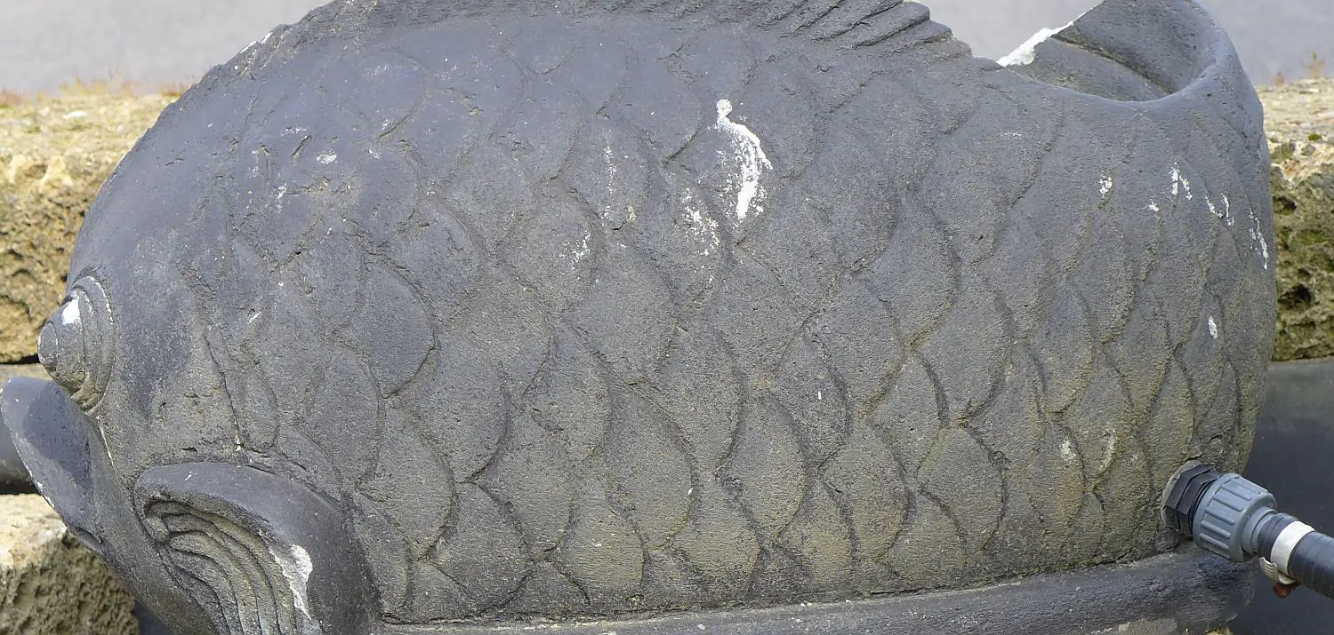  Product image 2 of the product “Fish on base as water feature, 60 cm L | Cast stone, handcrafted & coloured ”