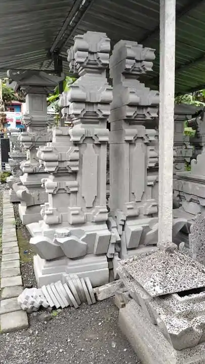  Product image 2 of the product “Balinese Gate, casted with Paras Stone. 2 Elements right and left, extra wide. Total Height of 290cm. Mulitparted. ”