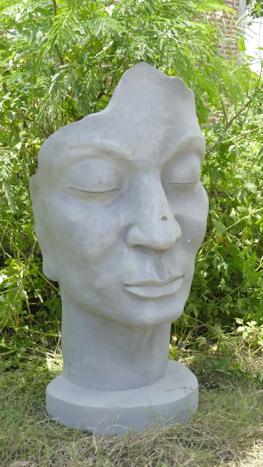  Product image 3 of the product “Aras - Face looking to the right, 120 cm H | cast stone ”