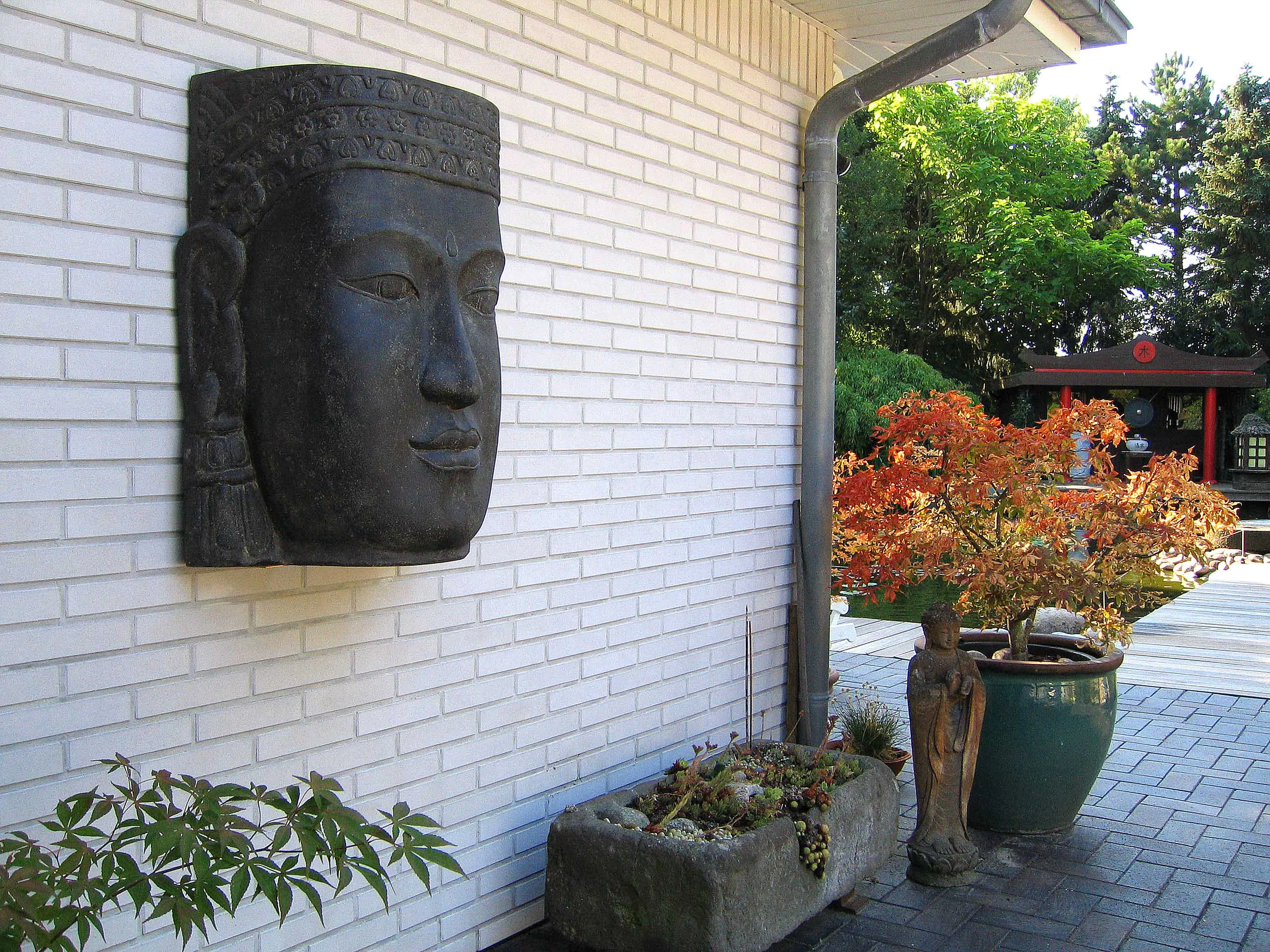  Product image 3 of the product “Khmer-head as water feature, 84cm height, cast stone, hollow, handcrafted & coloured 85 cm”