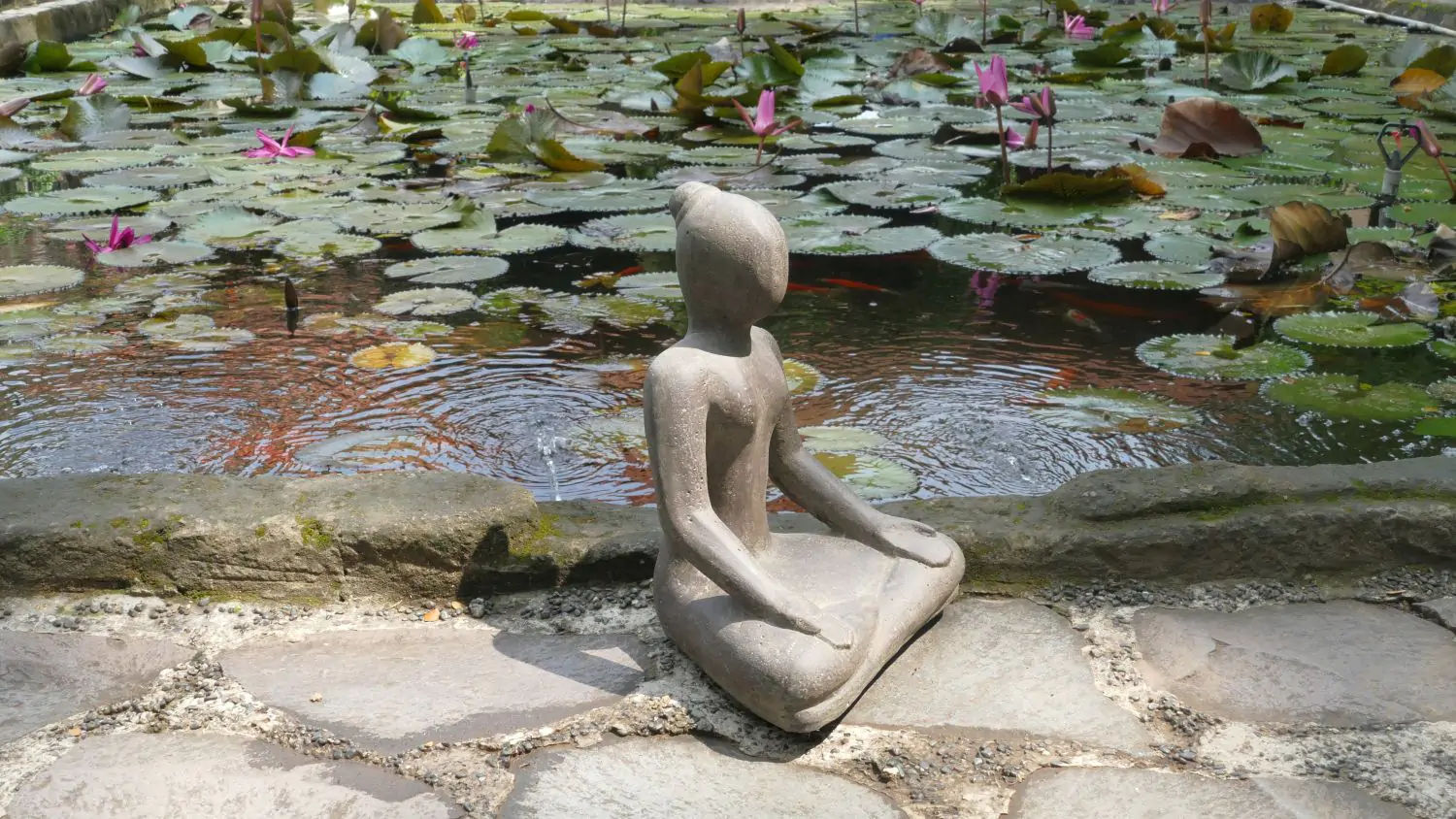  Product image 3 of the product “Sitting woman in yoga position - Lotus Position, in the sizes from 30 to 130cm, cast stone, antique finish ”