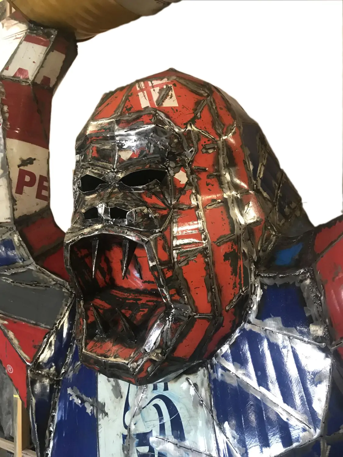  Product image 4 of the product “Angry Gorilla with Barrel, 300cm height, sculpture from upcyceled oil barrel. ”