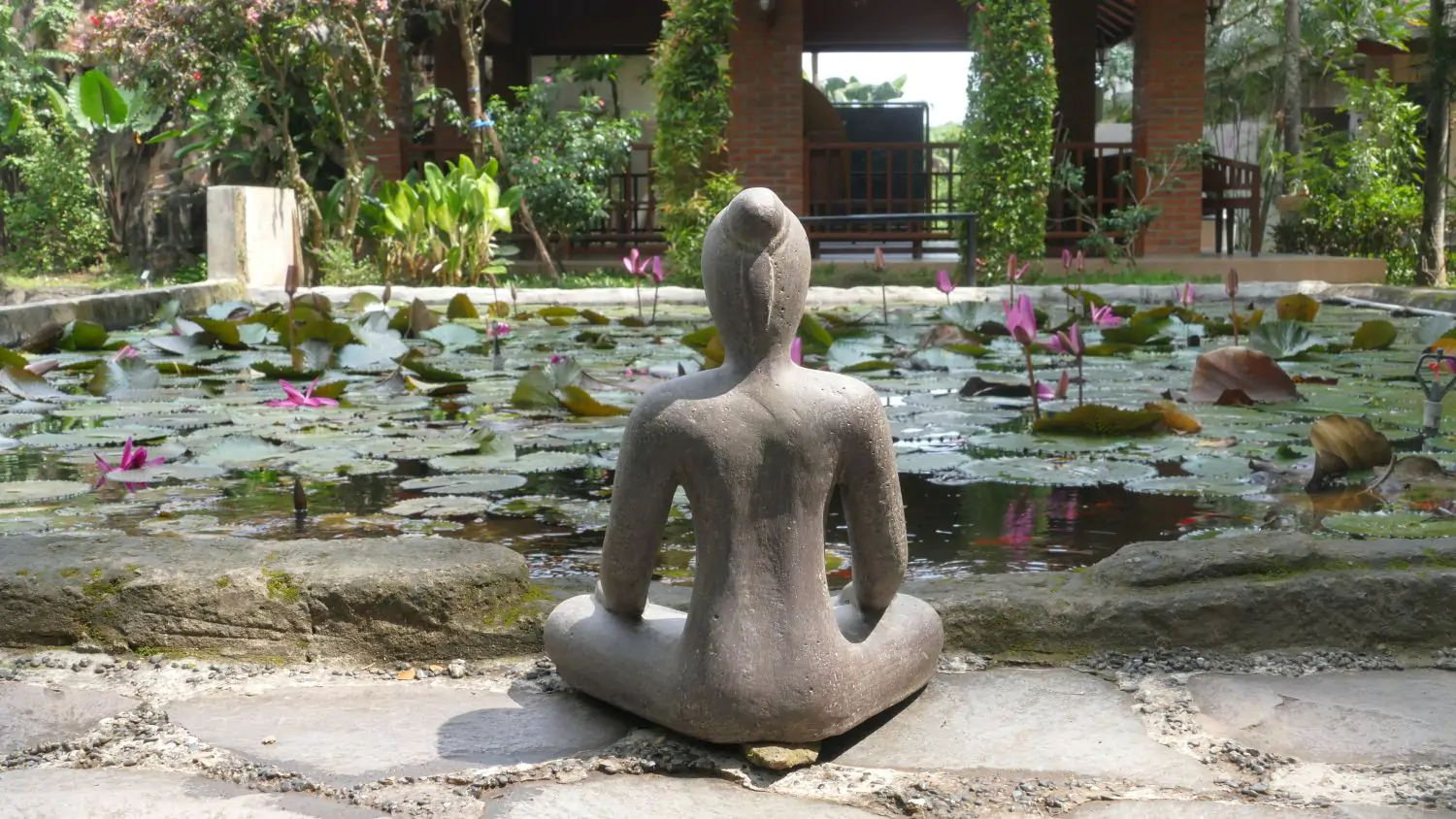  Product image 4 of the product “Sitting woman in yoga position - Lotus Position, in the sizes from 30 to 130cm, cast stone, antique finish ”